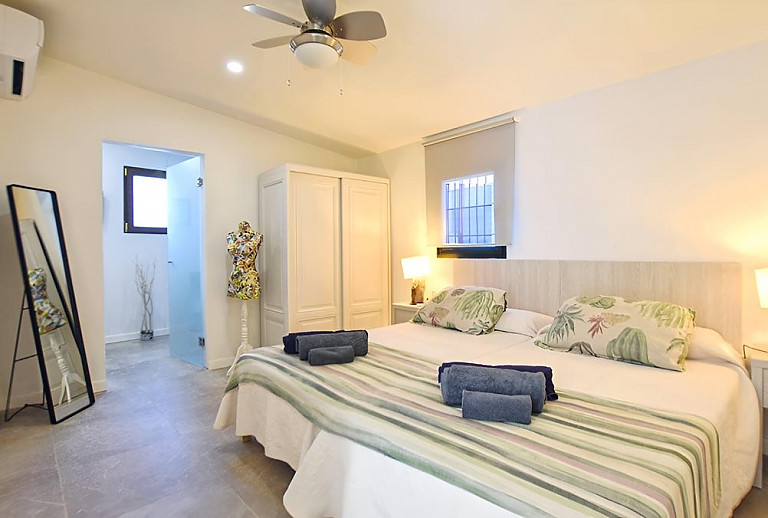 Schlafzimmer mit Einzelbetten und Kleiderschrank