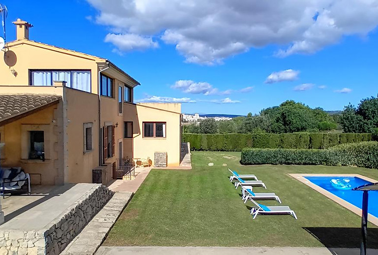 Außenbereich mit Pool und Rasen