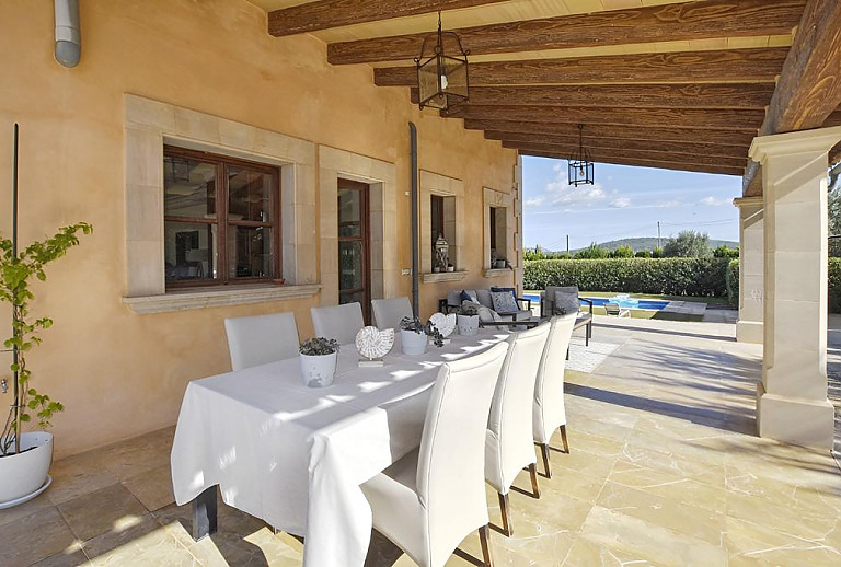 Terrasse mit Vordach und Esstisch