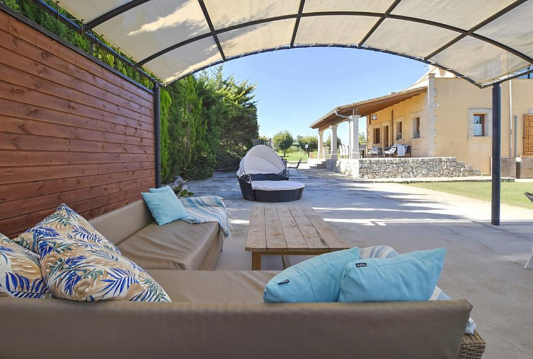 Loungeecke im Schatten vor der Finca
