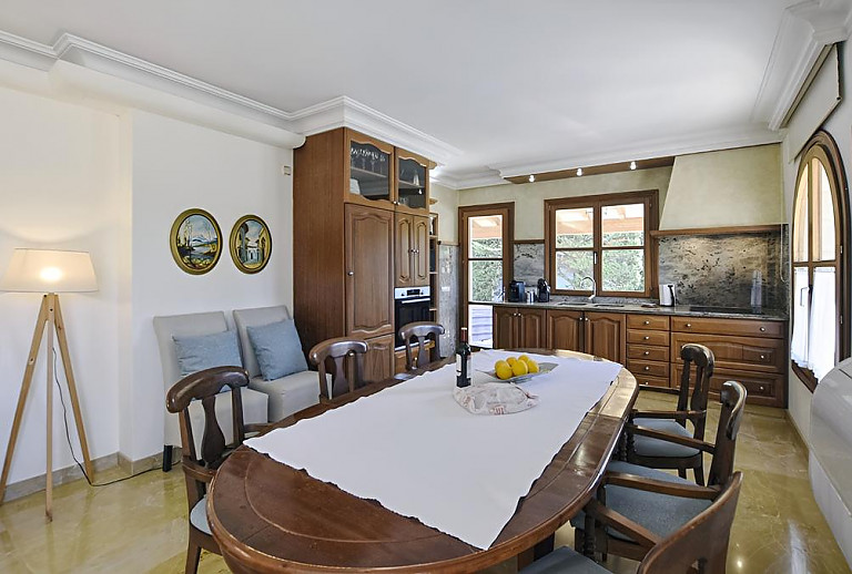 Küche mit Esstisch und Terrassentür