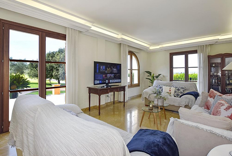 Wohnzimmer mit Terrassenzugang und Fernseher