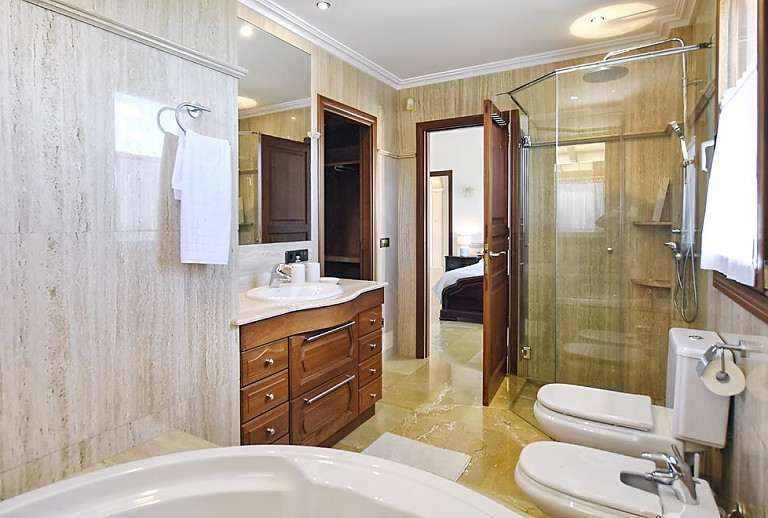 Badezimmer mit Waschbecken und WC