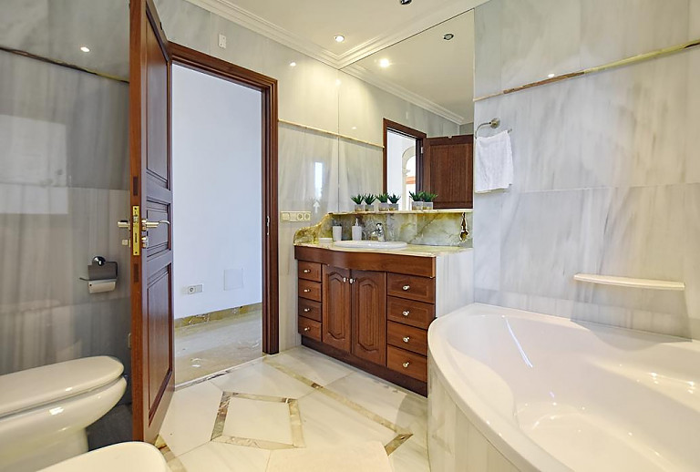 Badezimmer mit Wanne und WC