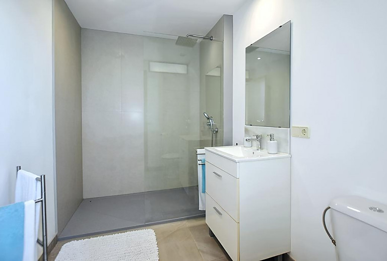 Bad mit Dusche und WC