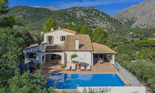 Finca mit Garten in den Bergen