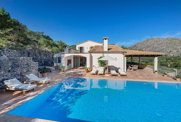 Sonnenliegen und Tischtennisplatte am Pool