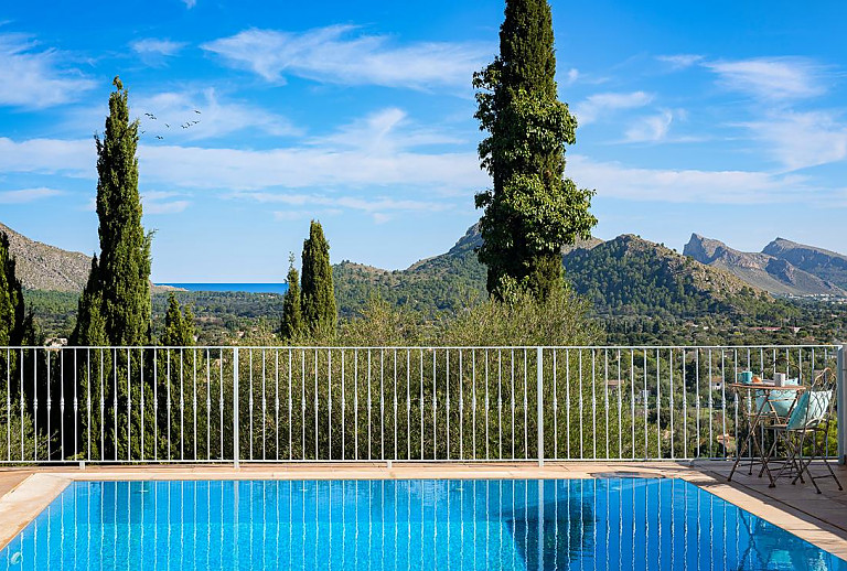 Poolbereich mit Meerblick