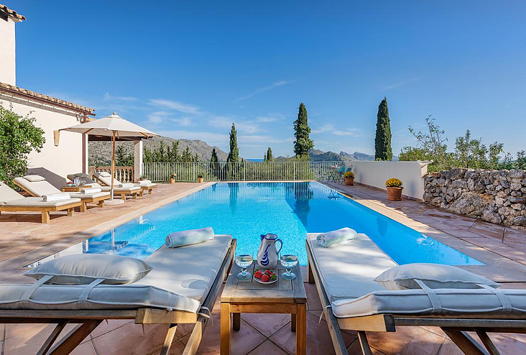 Sonnenliegen am Pool im Garten