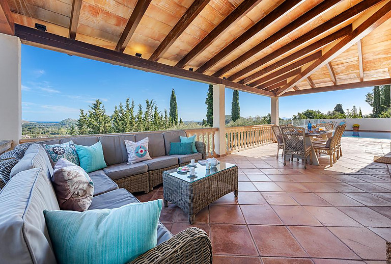 Terrasse mit Vordach und Esstisch