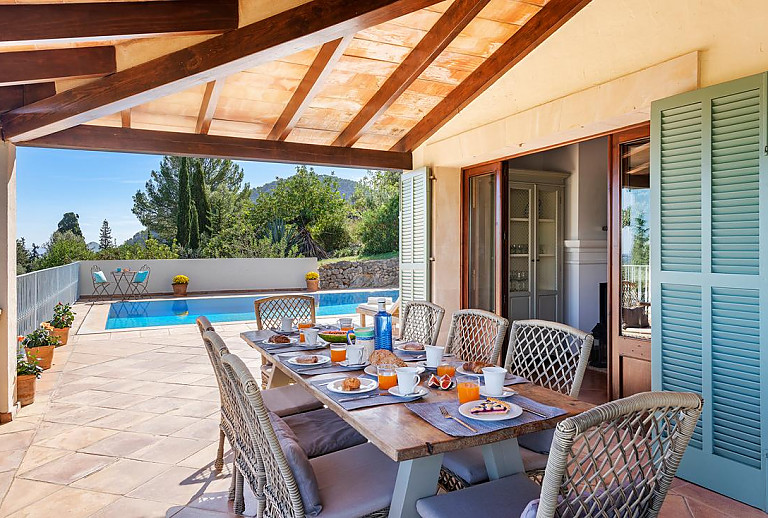 Terrasse mit Vordach und Esstisch