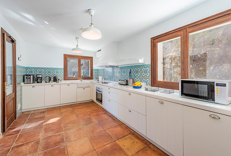 Mikrowelle und Fenster in der Küche