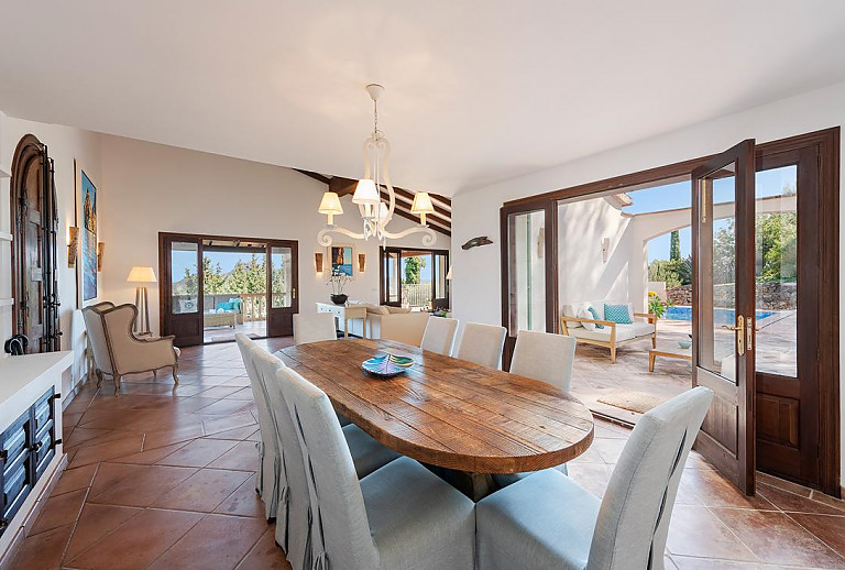 Wohnzimmer mit Terrasse und Essbereich