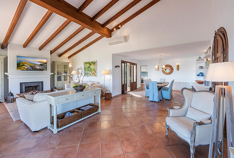 Wohnzimmer mit Kamin und Couch