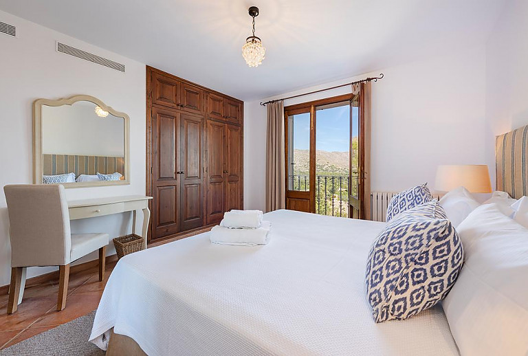 Schlafzimmer mit Doppelbett und Schminktisch