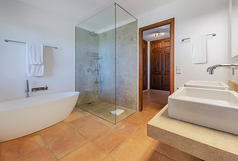 Badezimmer mit Dusche und Wanne