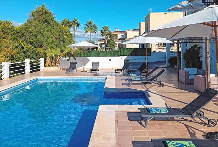 Ferienhaus mit Poolbereich