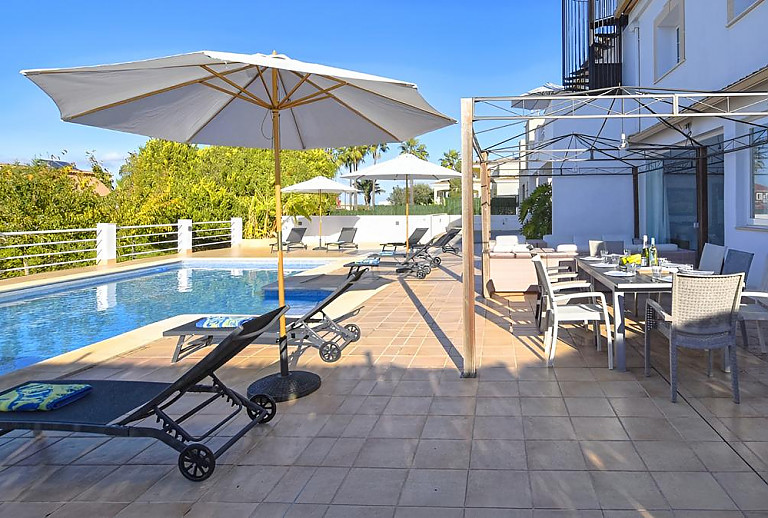 Sonnenliegen und Sonnenschirm am Poolbereich