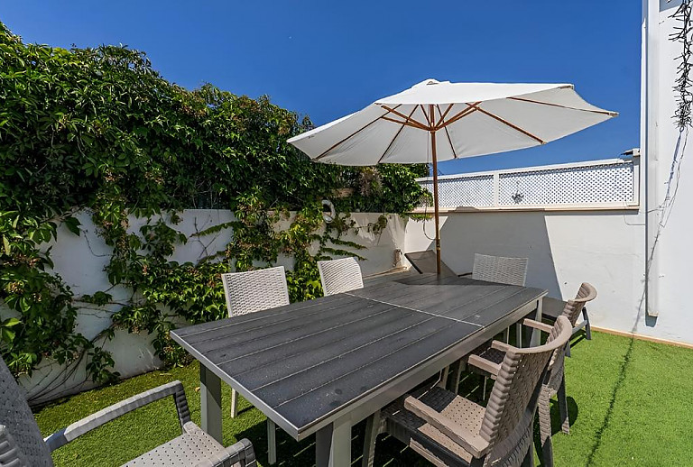 Esstisch im Garten mit Sonnenschirm