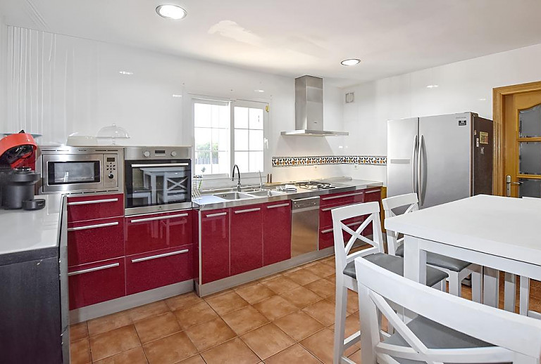 Küche mit Esstisch und Herd