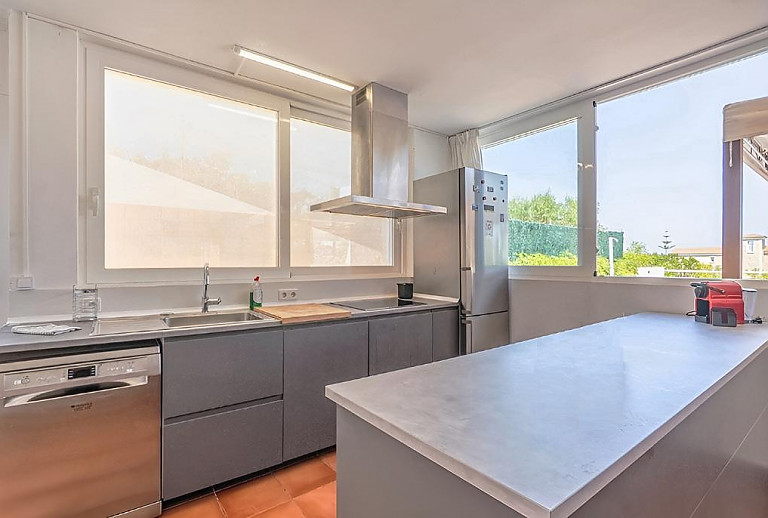 Küche mit Kühlschrank und Geschirrspüler