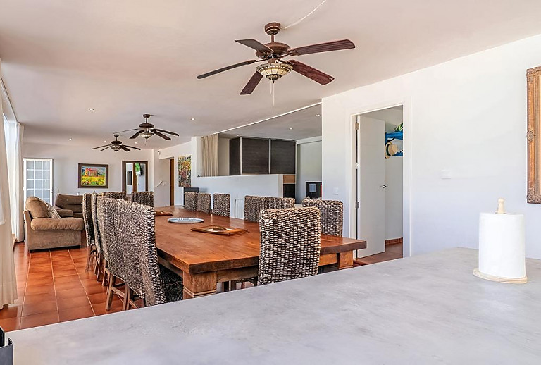 Essbereich mit Tisch und Stühlen