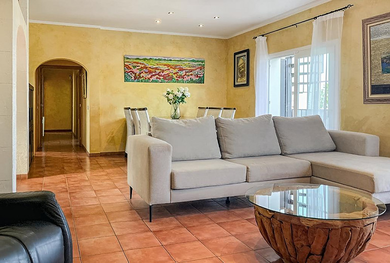 Wohnzimmer mit Esstisch und Couch