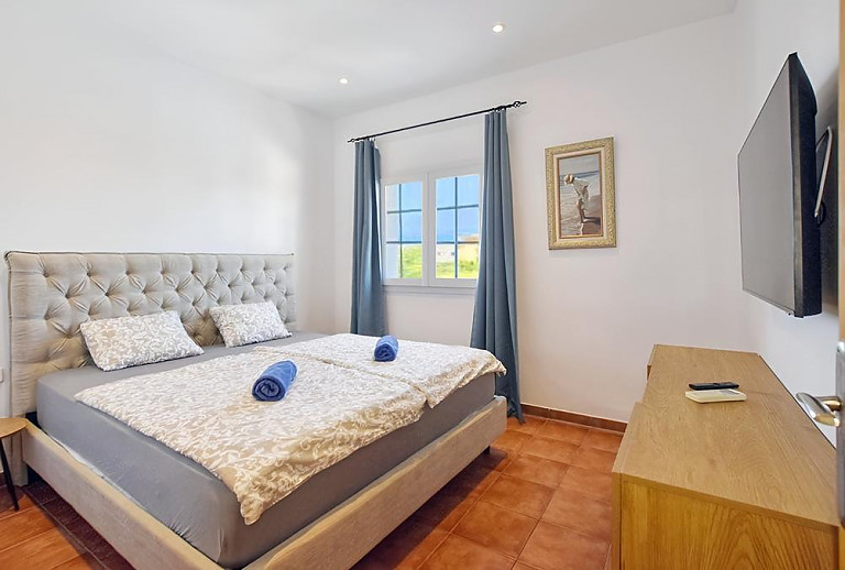 Schlafzimmer mit Doppelbett und Fenster