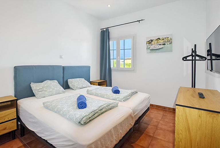 Schlafzimmer mit Einzelbetten und Kommode