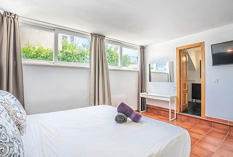 Schlafzimmer mit Doppelbett und Bad