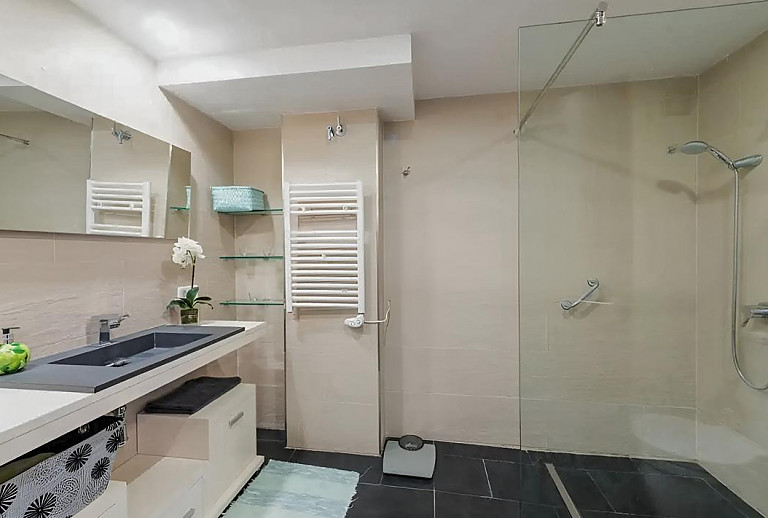 Bad mit Waschbecken und Heizung