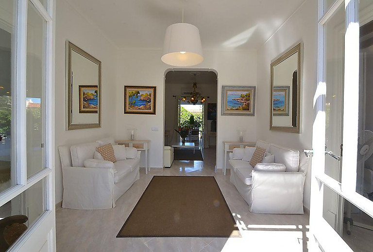 Wohnzimmer mit Wandbildern und Couch