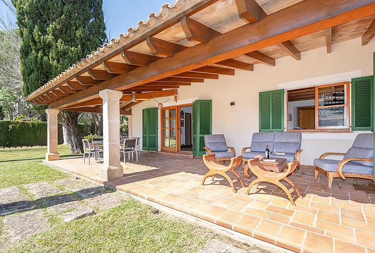 Terrasse mit Vordach und Esstisch