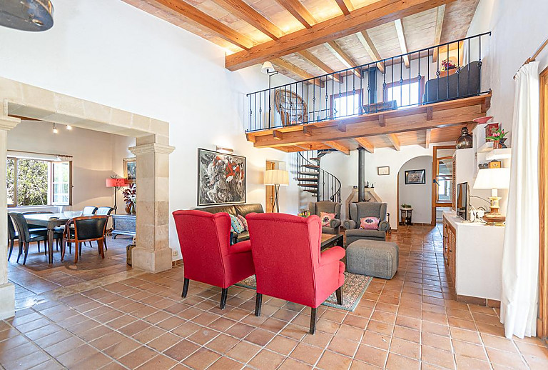 Ofen und Fernseher im Wohnzimmer