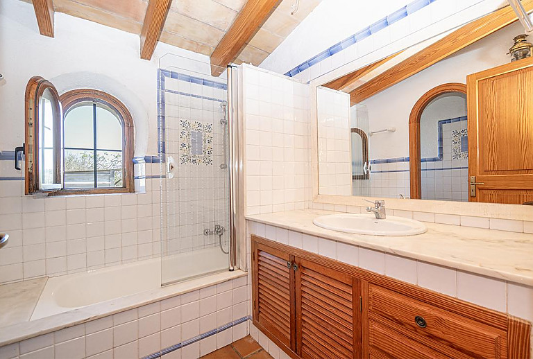 Bad mit Wanne und Waschbecken