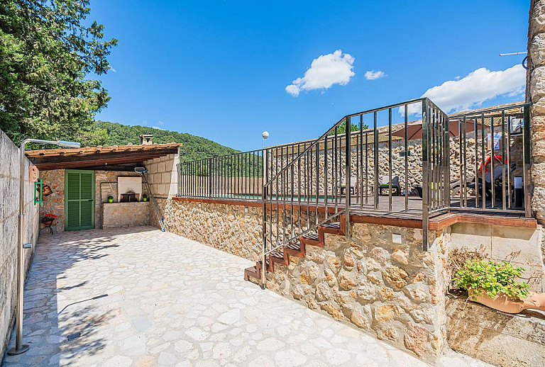 Treppe zur Poolterrasse