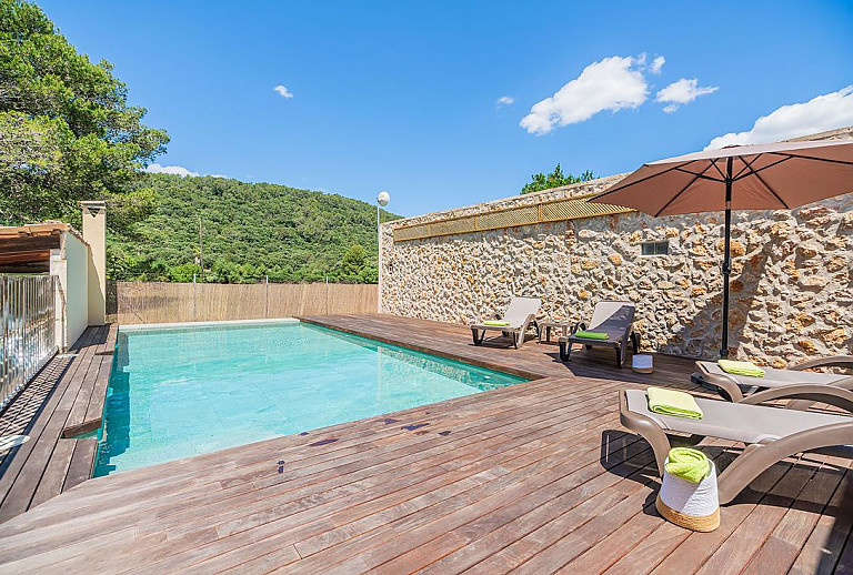 Poolterrasse mit Sonnenliegen 
