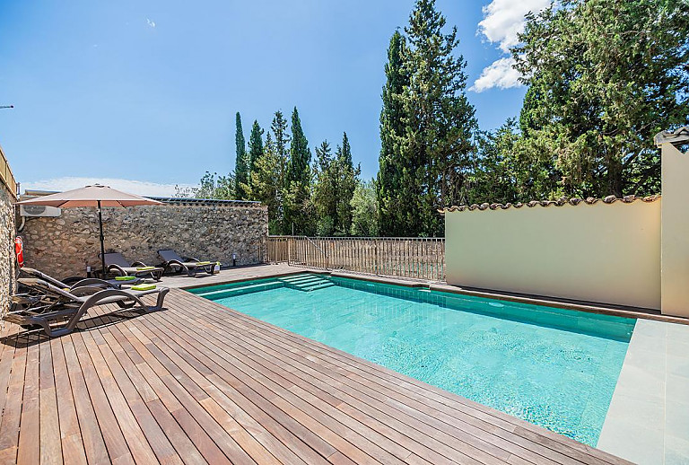 Terrasse mit Sonnenschirm und Pool