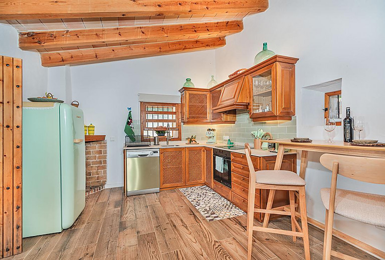Küche mit Kühlschrank und Spülmaschine