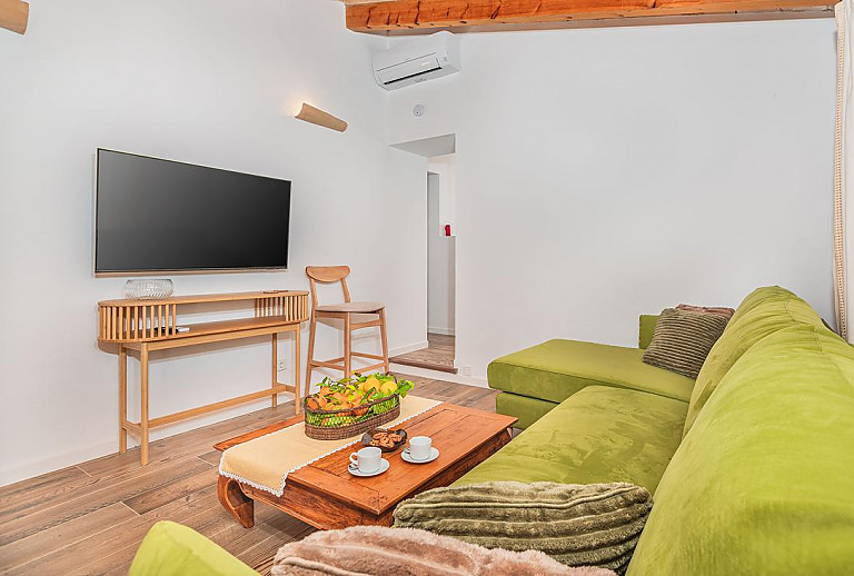 Klimaanlage und Fernseher im Wohnzimmer