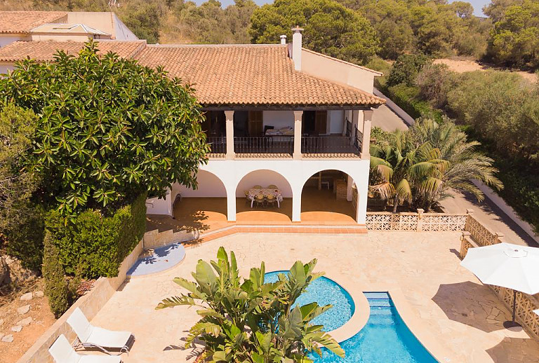 Außenbereich mit Pool vor der Finca