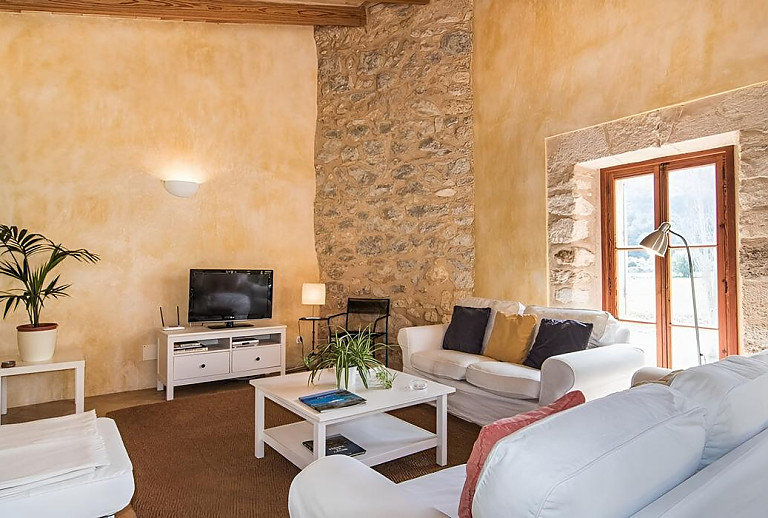 Wohnzimmer mit Fernseher und Couch