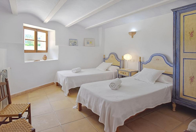 Schlafzimmer mit Einzelbetten und Kleiderschrank