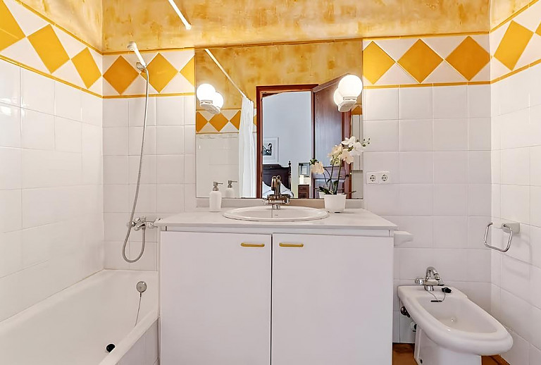 Waschbecken und Wanne im Badezimmer