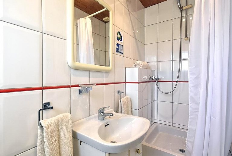 Bad mit Waschbecken und Dusche