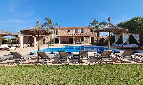 Pool im Garten vor der Finca