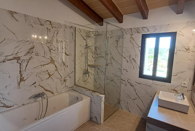 Badezimmer mit Dusche und Wanne