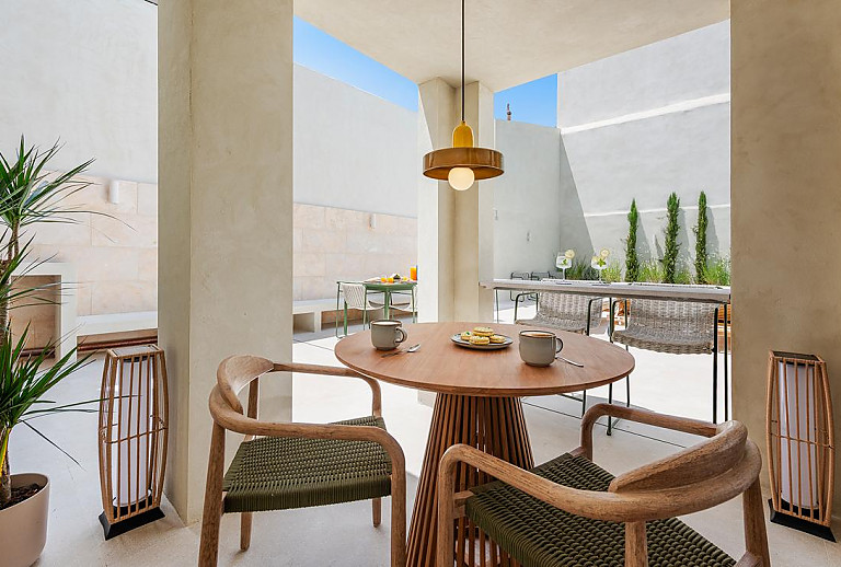 Terrasse mit Vordach und Gartenmöbeln
