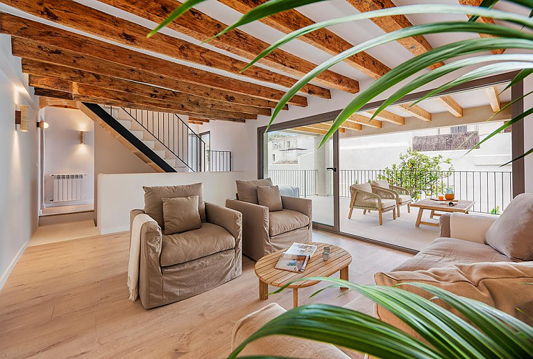 Wohnzimmer mit Balkon und Couch