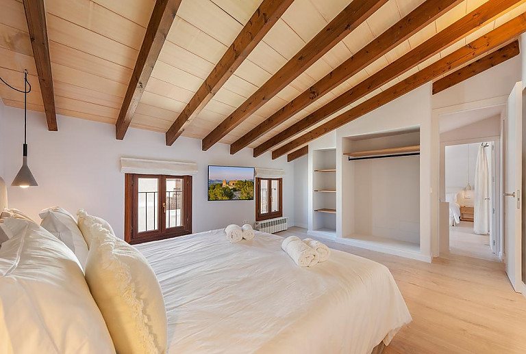 Schlafzimmer mit Doppelbett und Kleiderschrank